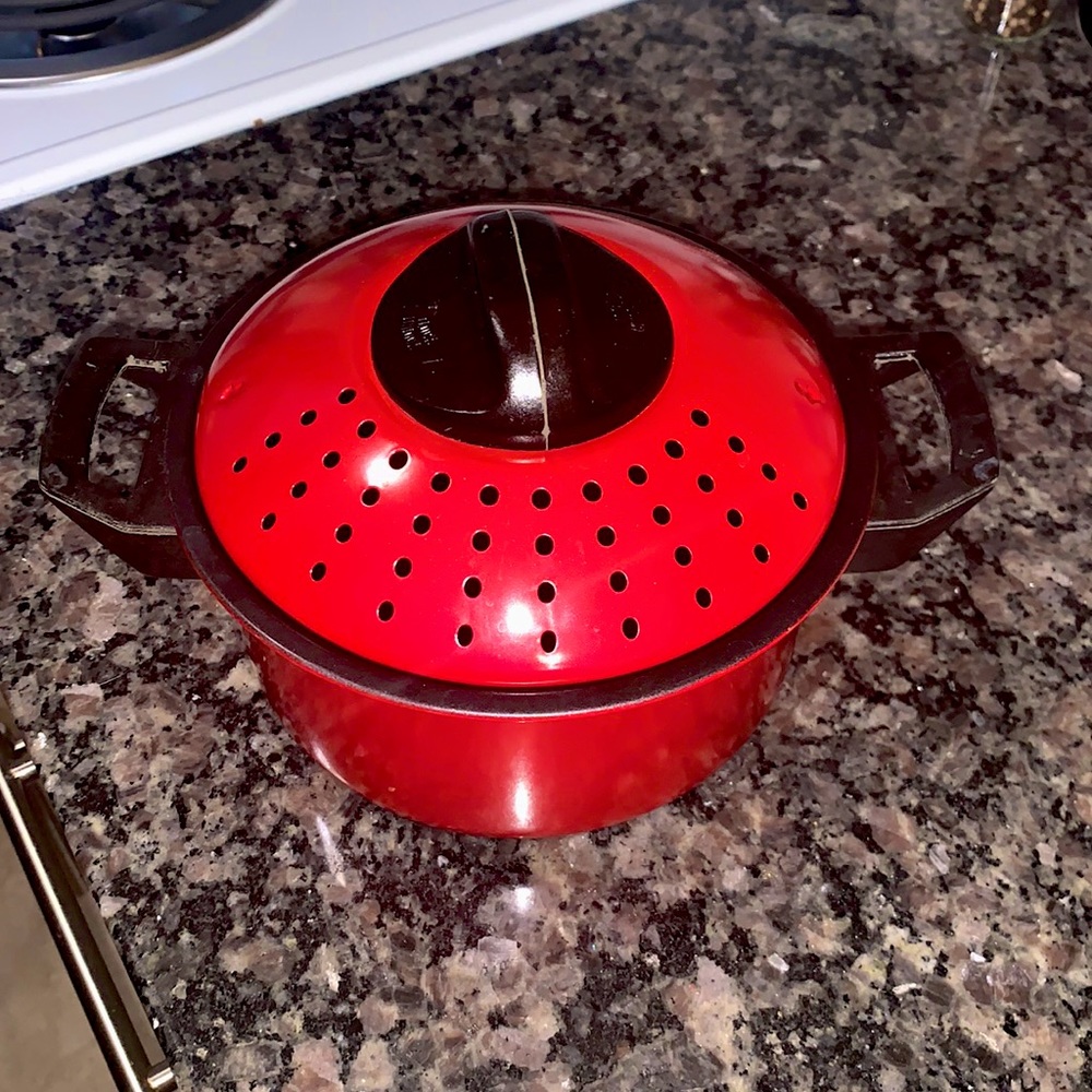 Red spaghetti pot with locking strainer lid!